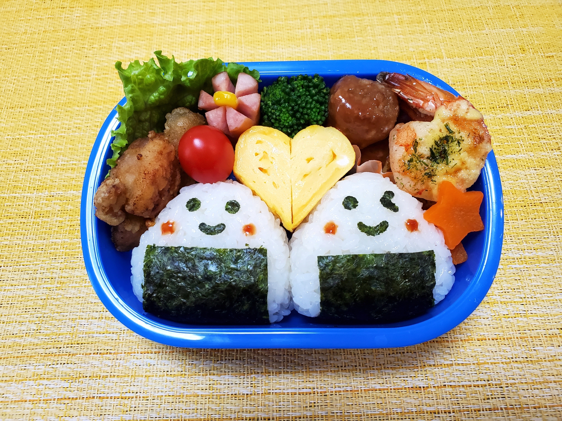 お弁当を広げて食事する家族