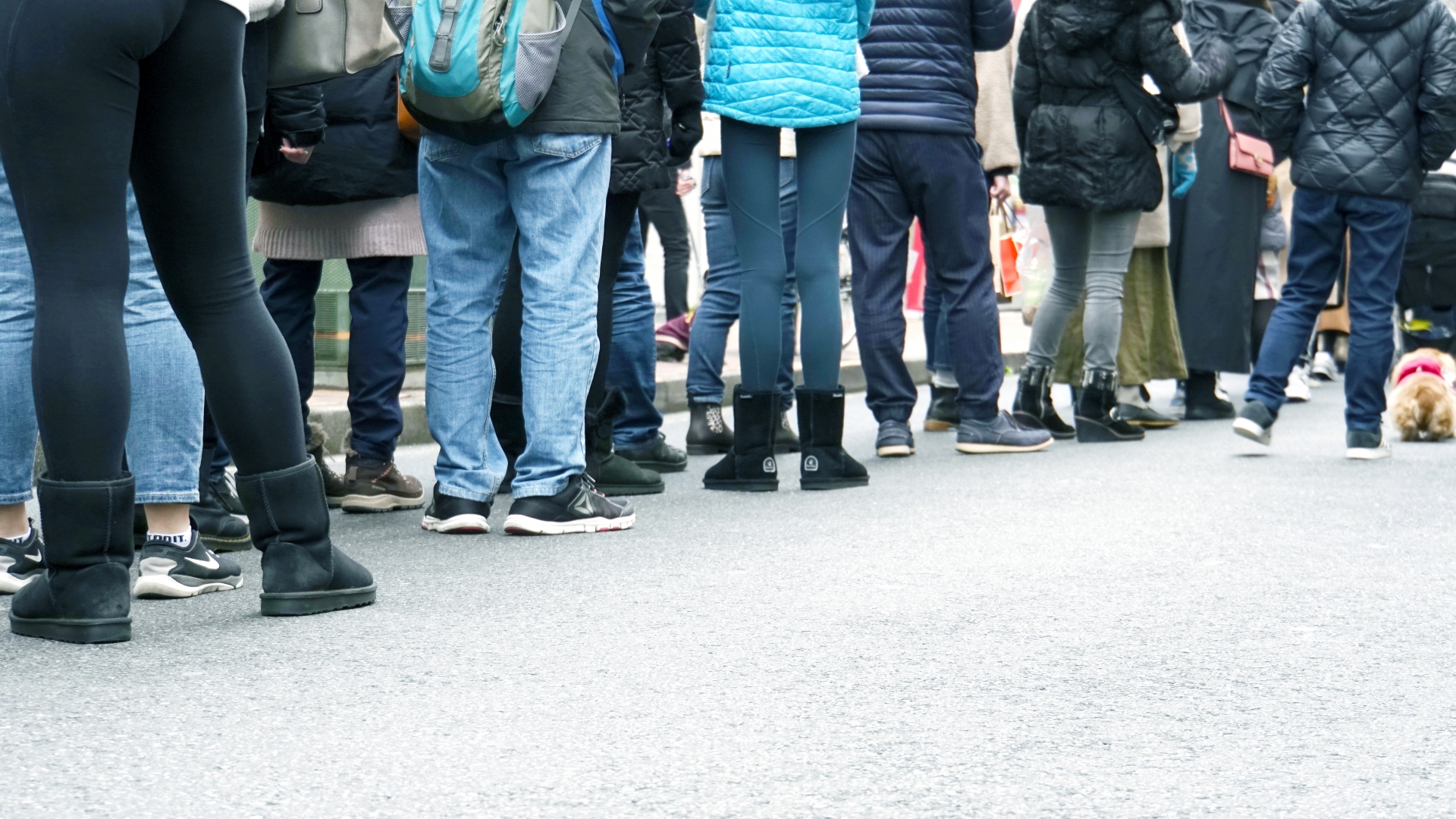 開園前に並ぶ家族連れ