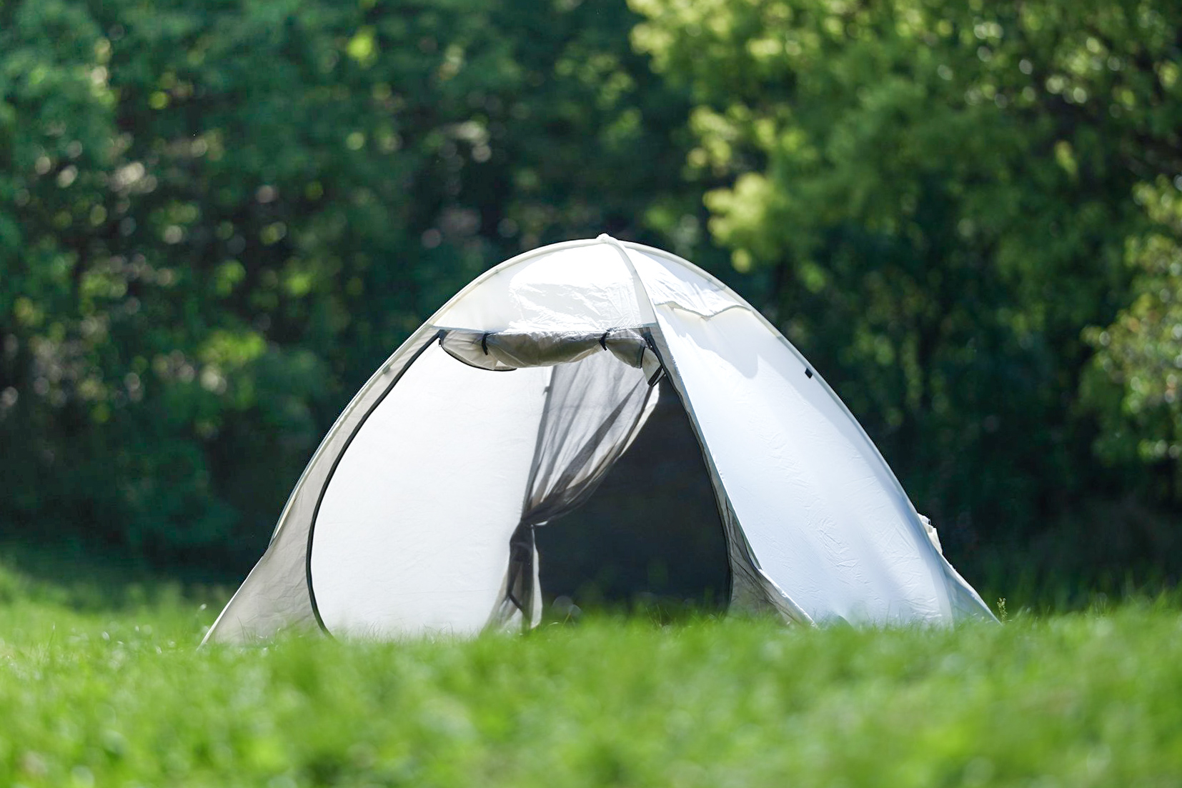 テントを張って休憩する家族