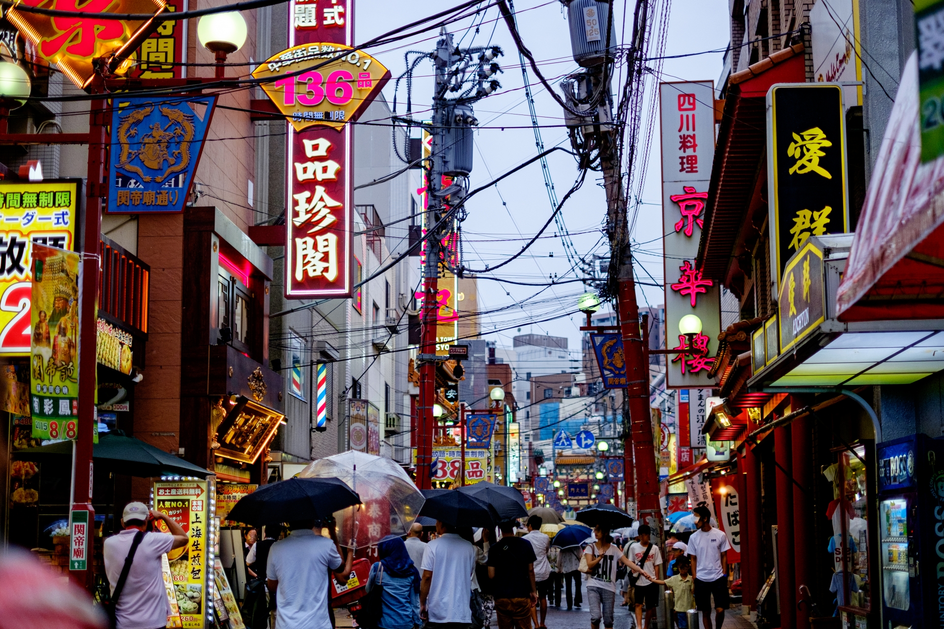 横浜中華街の街並みと子ども