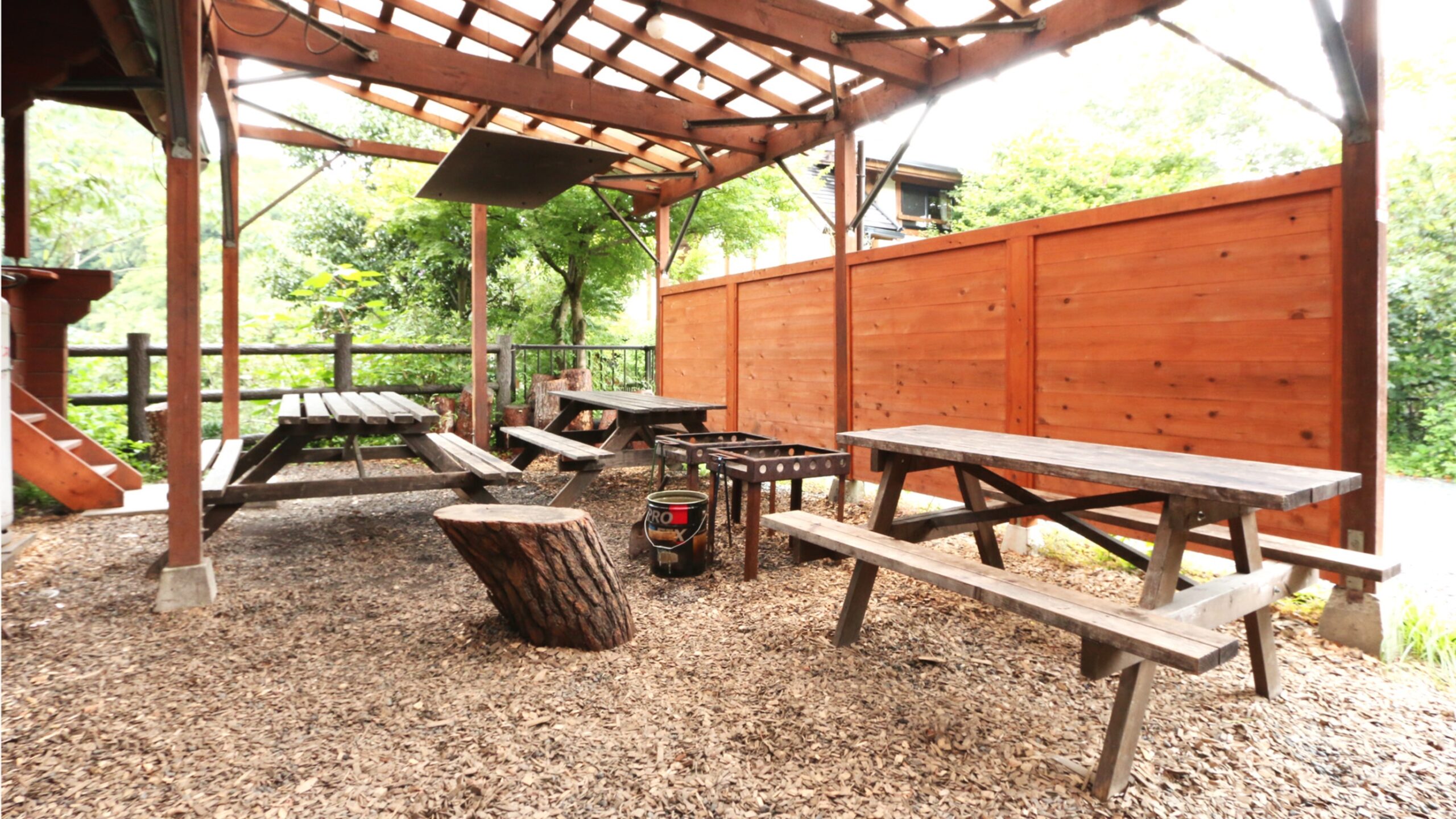 日相園のコテージと相模湖の景色