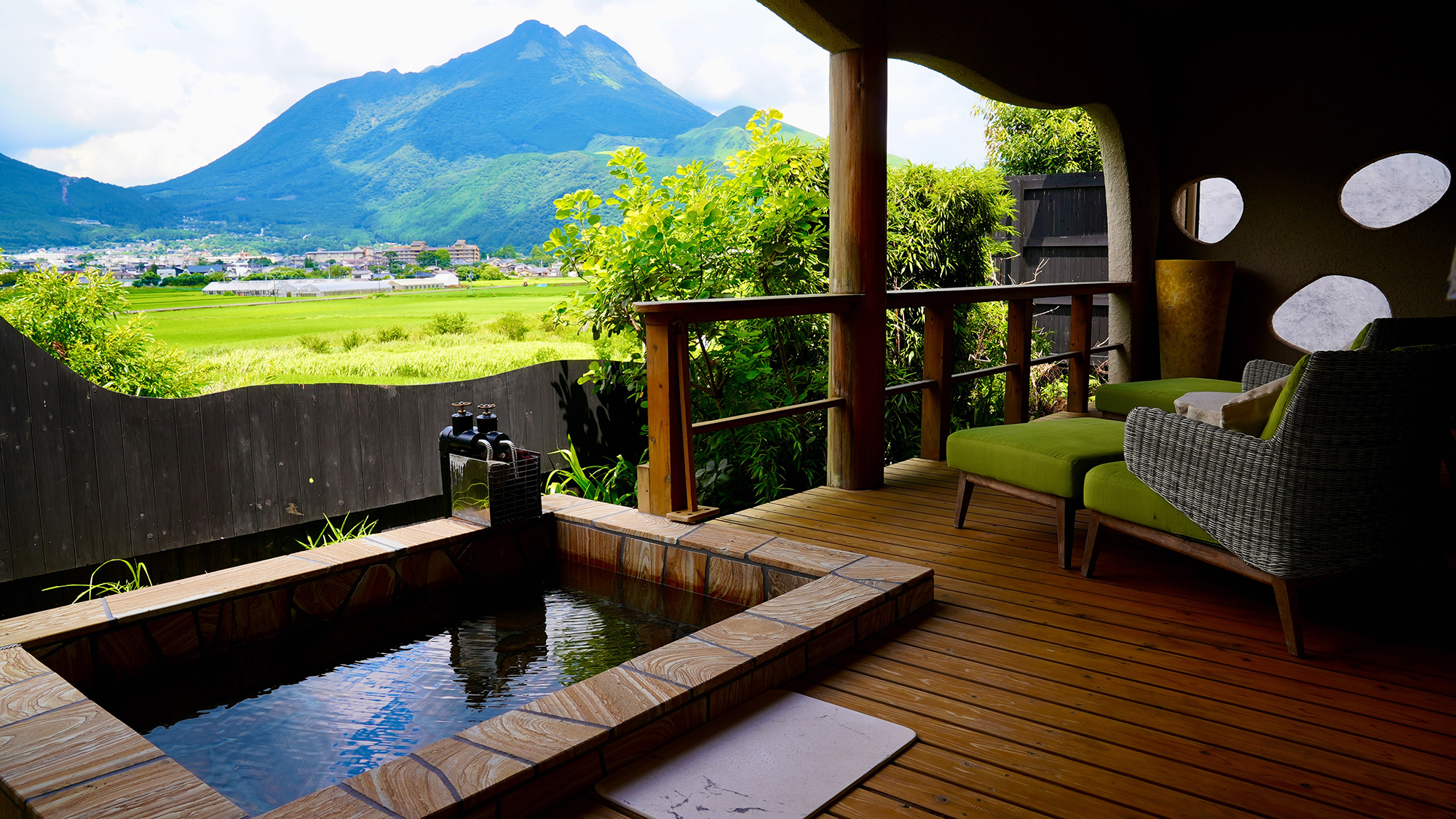 Yufuin Luxury Villa zakuroの客室に備わる源泉かけ流しの露天風呂