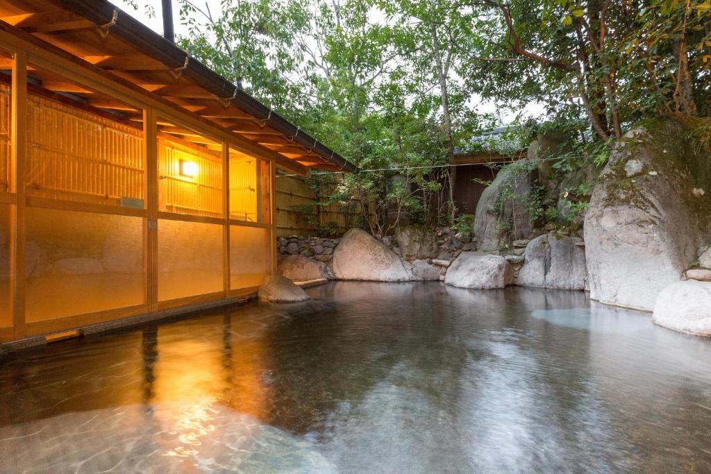 湯の坪街道からすぐの立地にある日の春旅館の静かな露天風呂