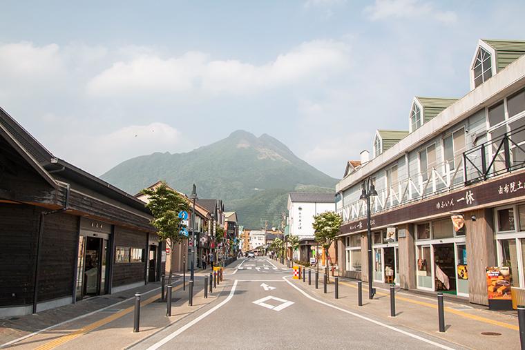 湯の坪街道を夫婦でゆっくり歩く様子をイメージした街並み