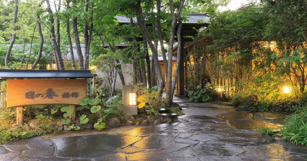 由布院の中心部に佇む日の春旅館の外観