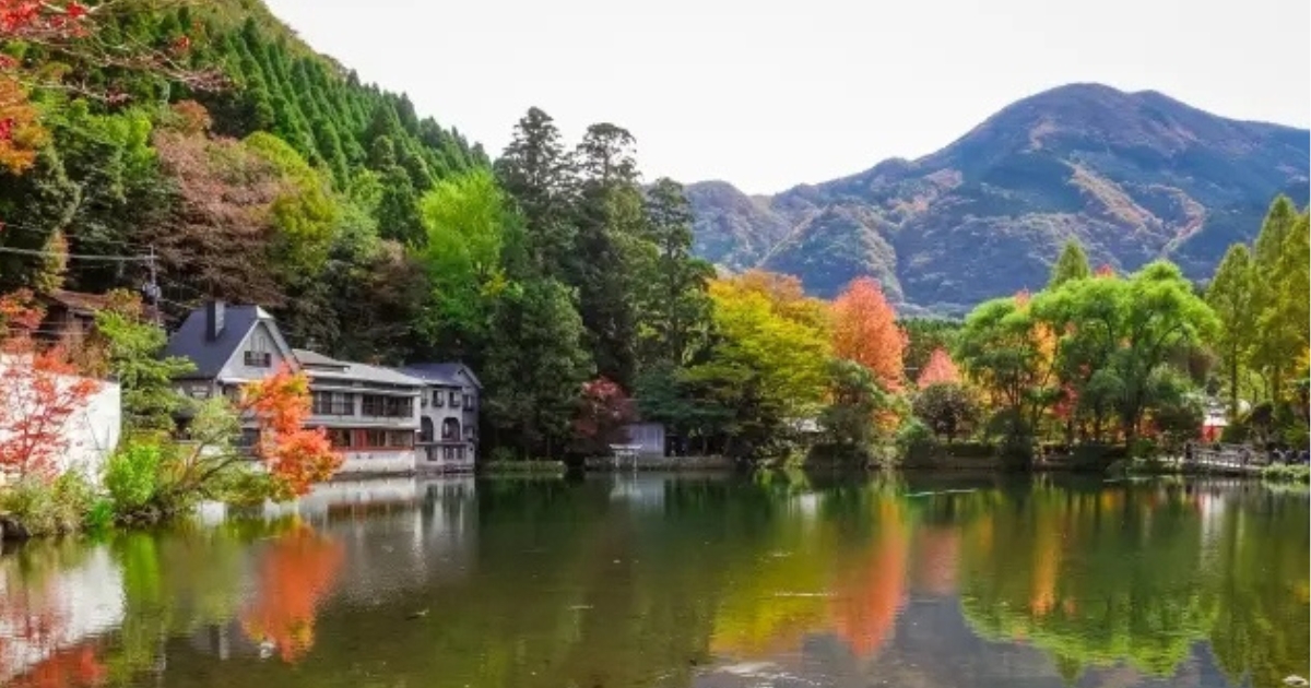 由布岳を背景にした由布院温泉の風景