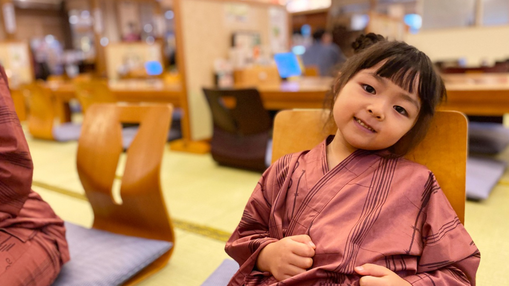 子ども向けの海鮮料理やキッズメニューが並ぶバイキング