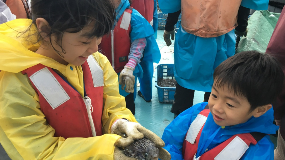 淡路島民宿で食事を楽しむ家族の様子とマナーを守る子どもたち
