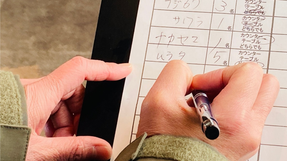 淡路島民宿利用を検討する家族の疑問や相談の様子