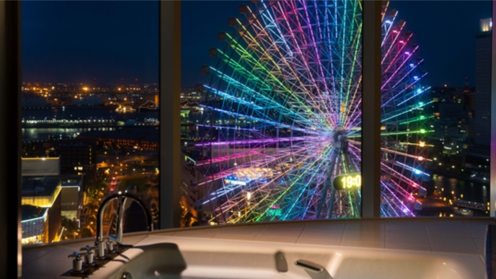 横浜ベイホテル東急の高層階で夜景を楽しむ家族