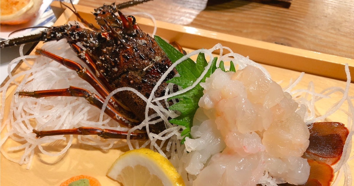 千葉の料理が豪華すぎる民宿で舟盛りや伊勢海老料理を囲む家族の食事風景
