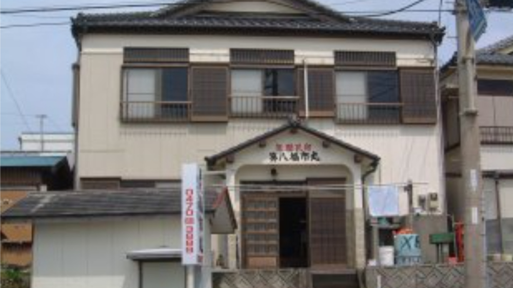 第八福市丸の豪快な舟盛り料理と海辺の民宿外観