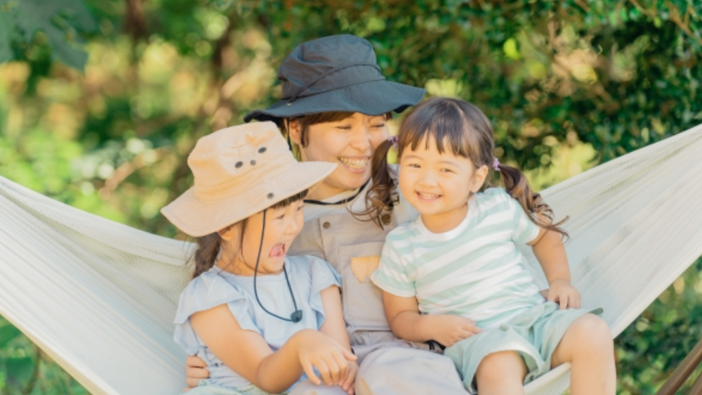 誕生日ホテルを楽しむ子連れ家族の笑顔