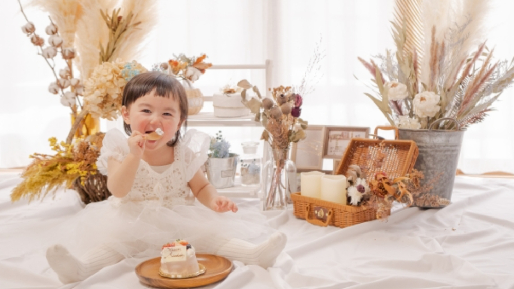 ホテルでの誕生日について相談する子連れ家族