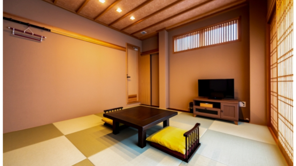 福井の民宿の豪華な海鮮料理が並ぶ食卓