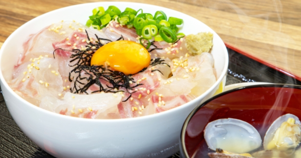 福井の民宿で豪華な海鮮料理を楽しむ家族の様子