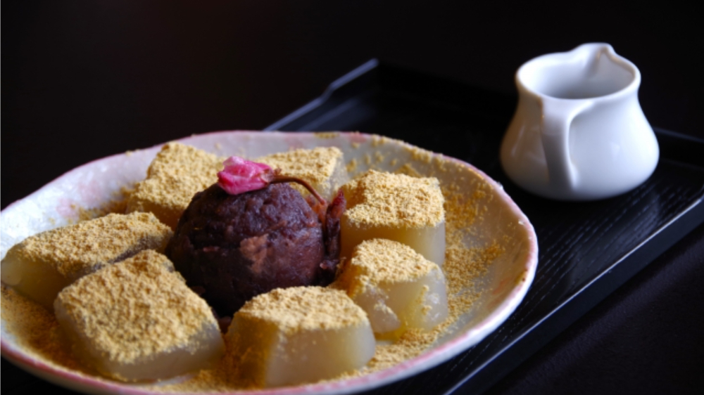 下呂温泉街で名物グルメを食べ歩きする子連れ家族