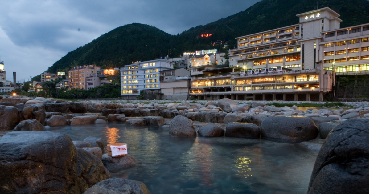 下呂温泉で子連れ家族が美味しい会席料理を囲んで食事を楽しむ様子