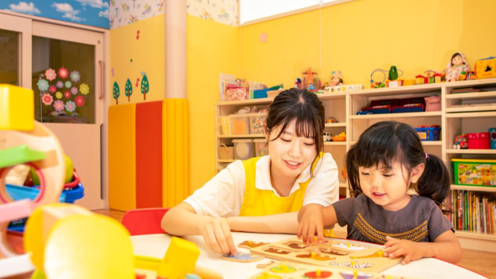 ホテルエピナール那須の充実したキッズルームで遊ぶ子どもとスタッフ