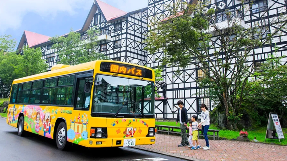 ホテルグリーンプラザ軽井沢の外観と軽井沢おもちゃ王国