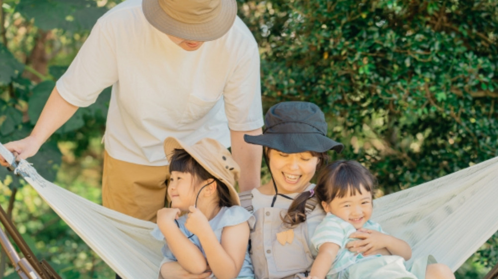 宿選びのチェックポイントを確認する子連れ家族