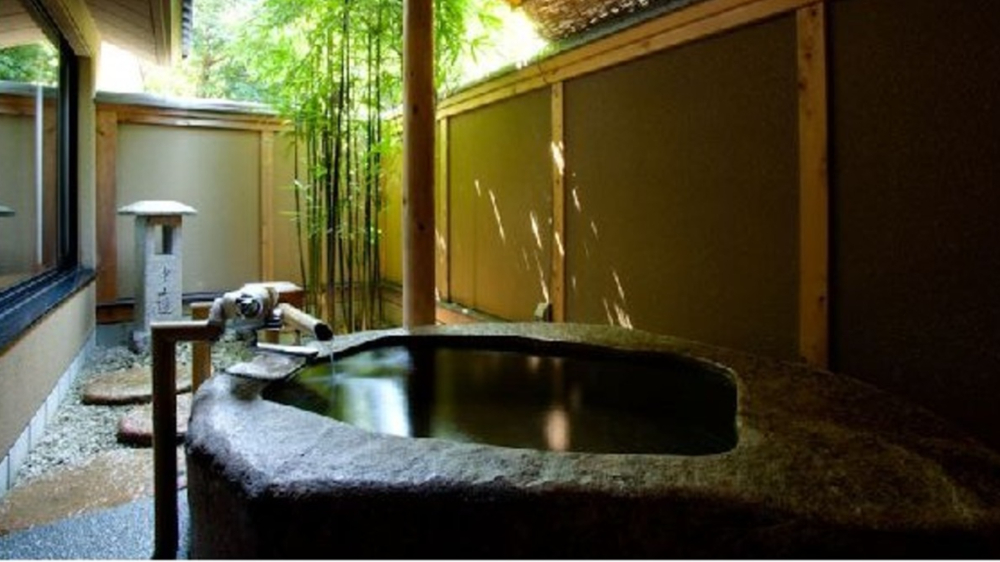 川上屋花水亭で川遊び後に食事を楽しむアクティブ家族