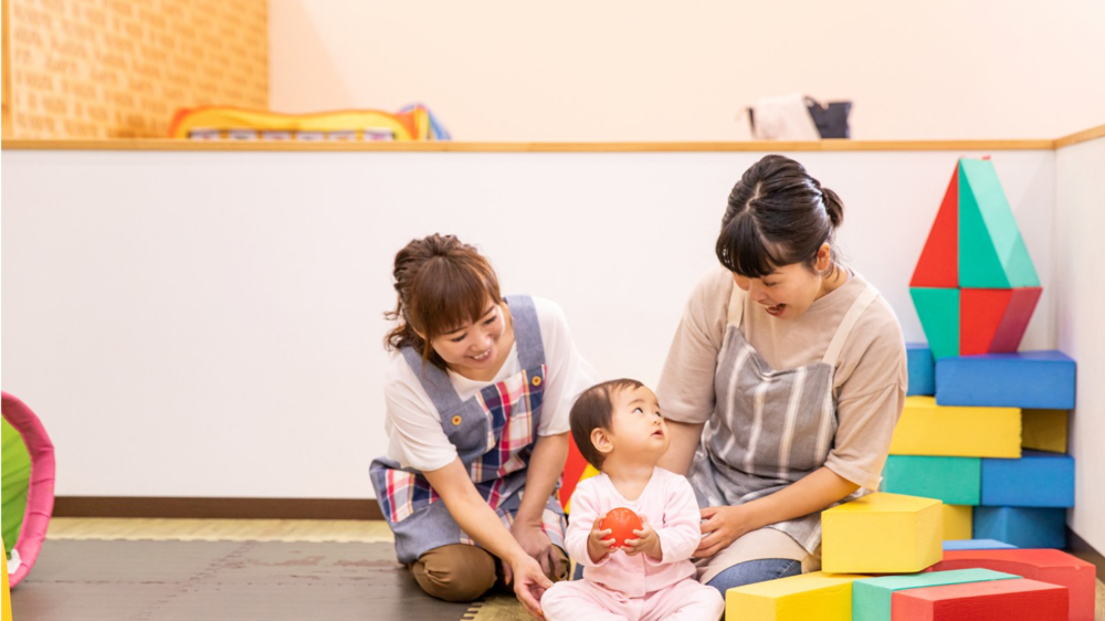 ホテルのキッズスペースで遊ぶ幼児