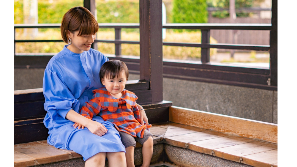 0-2歳、3-6歳、小学生の年齢別に温泉を楽しむ家族