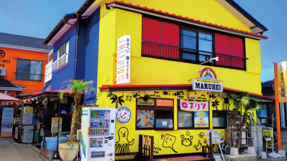 館山のまるへい民宿外観と館山港の様子、宿から徒歩30秒の釣り場へのアクセスの良さ