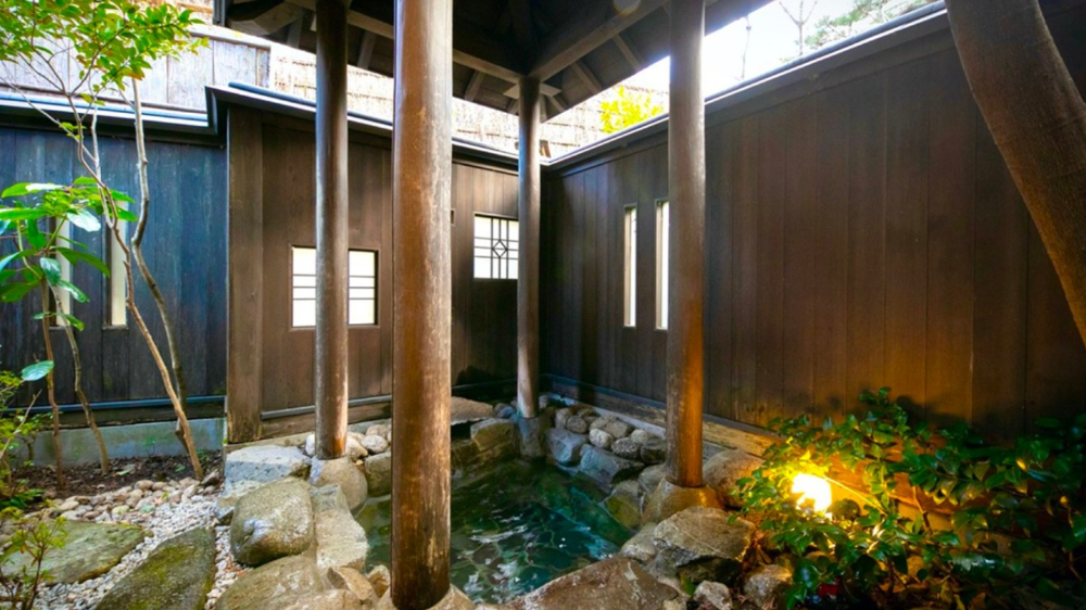 みやこの客室で部屋食を楽しむ子連れ家族