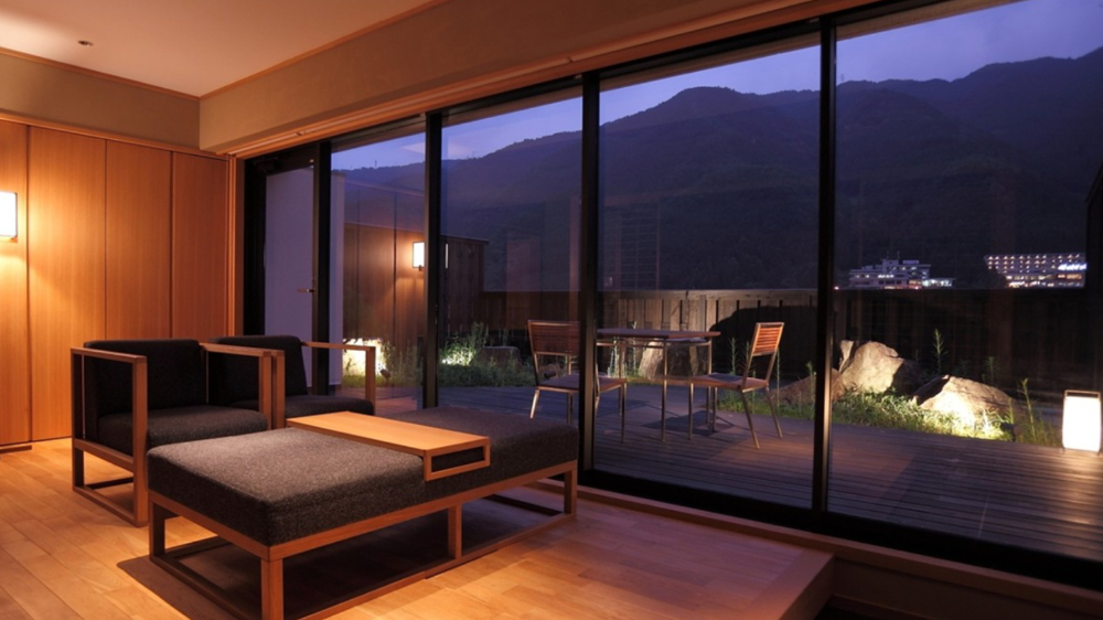 小川屋名物の飛騨牛朴葉味噌焼きを家族で味わう様子