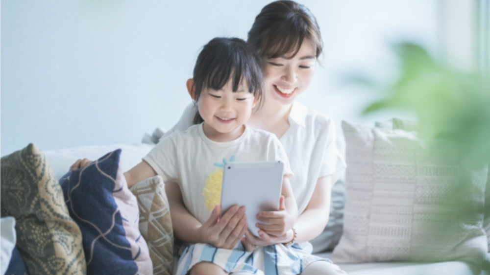 温泉ホテルでリラックスする子連れ家族