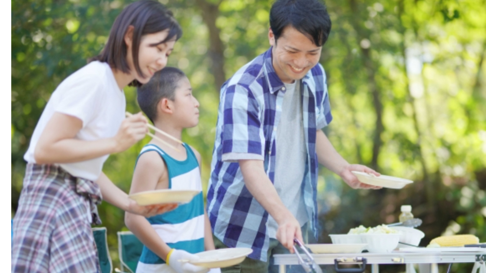 ワイルドクッキングガーデンでBBQを楽しむ家族