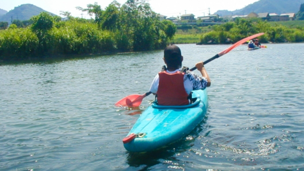 相模湖で遊ぶ子どもたちとボート体験