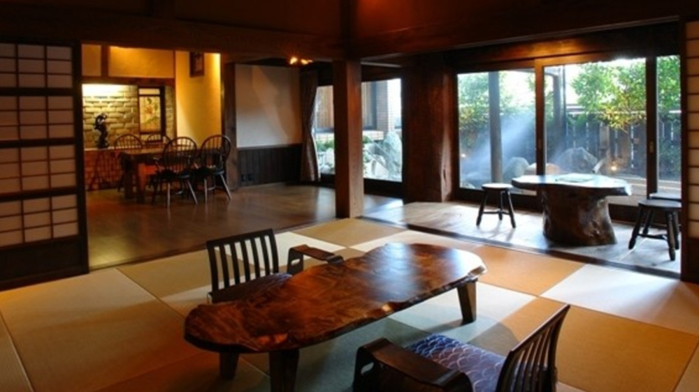 紗々羅のアート空間で創作和食を楽しむ家族