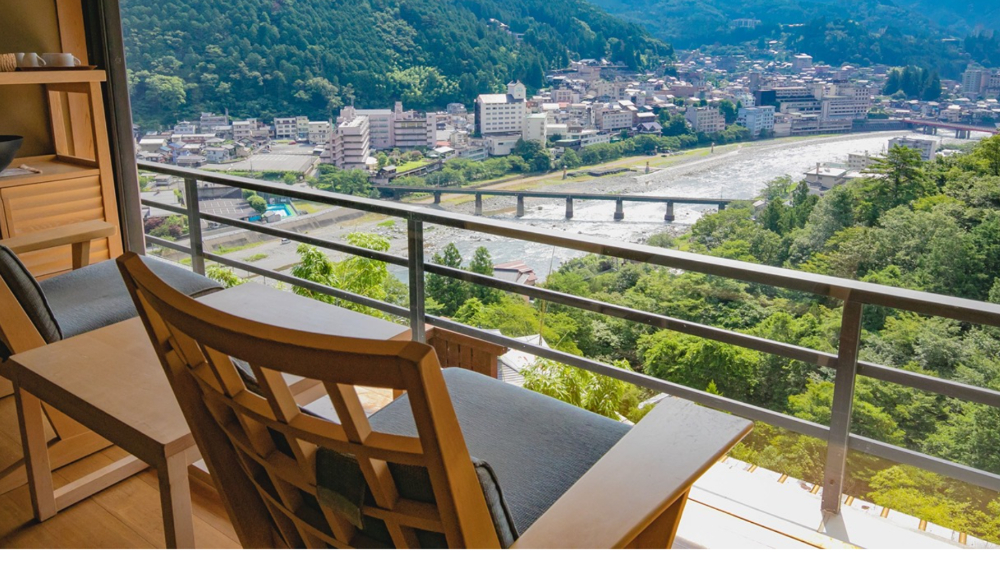 しょうげつの絶景を眺めながら個室料亭で食事する家族