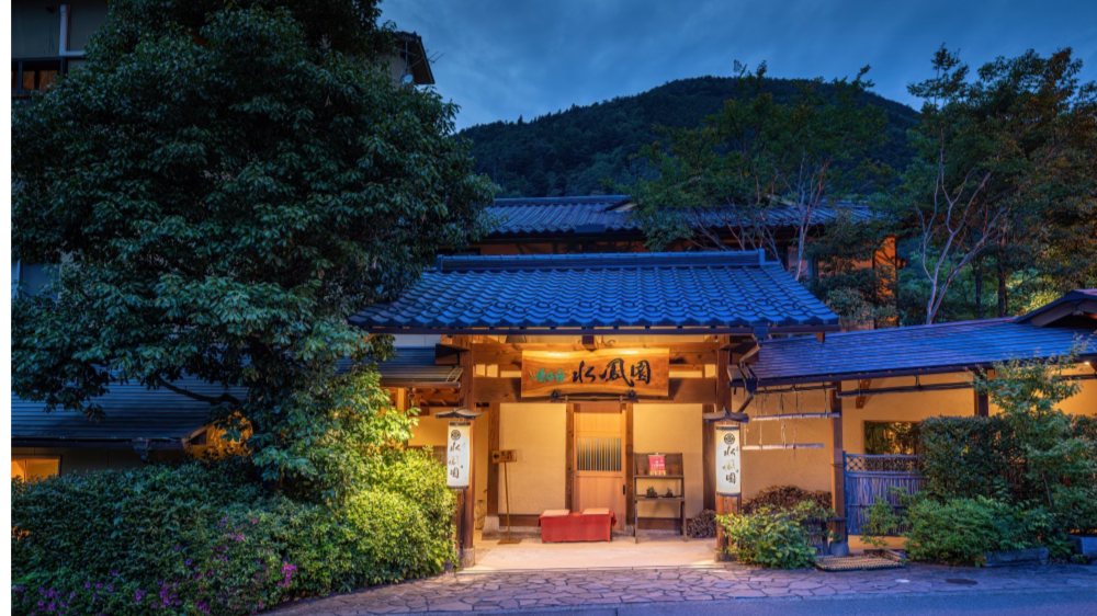 水鳳園の個室料亭で家族が懐石料理を楽しむ様子