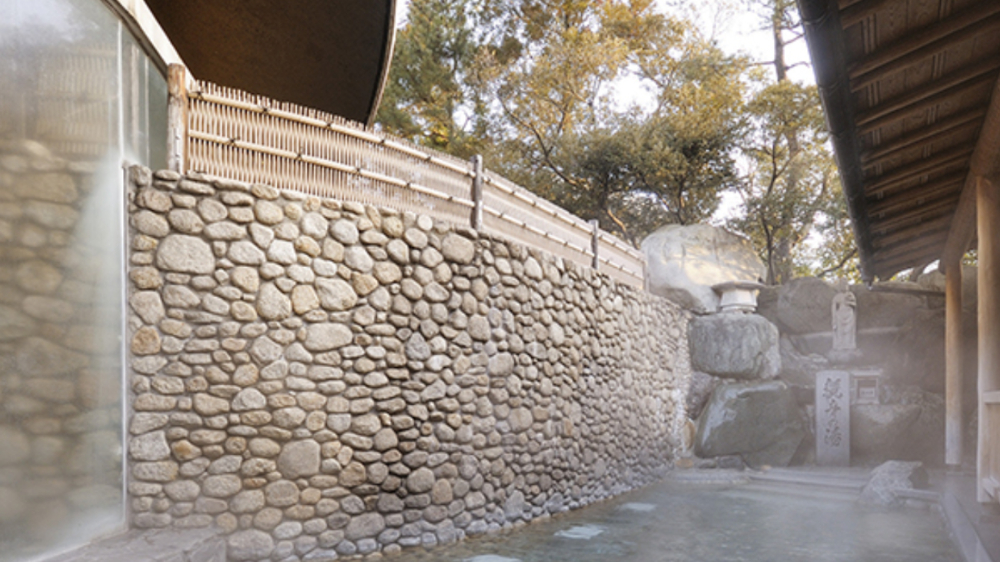 水明館の鉄板焼きを子どもたちが見学している様子