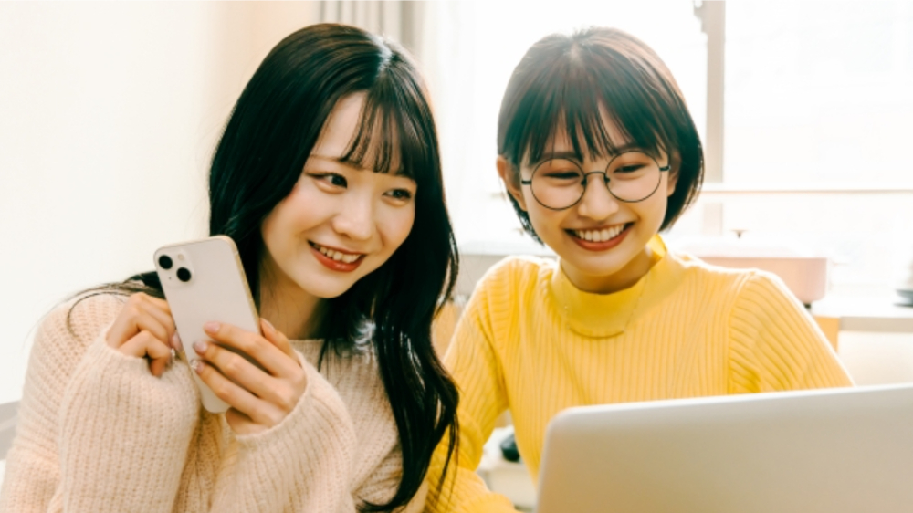 サマーランド旅行の計画を立てる家族の様子