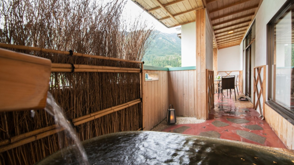 山形屋の飛騨牛会席料理を三世代家族で囲む様子