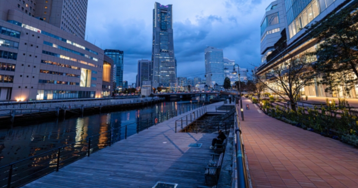 横浜のホテルで誕生日を祝う子連れ家族の様子