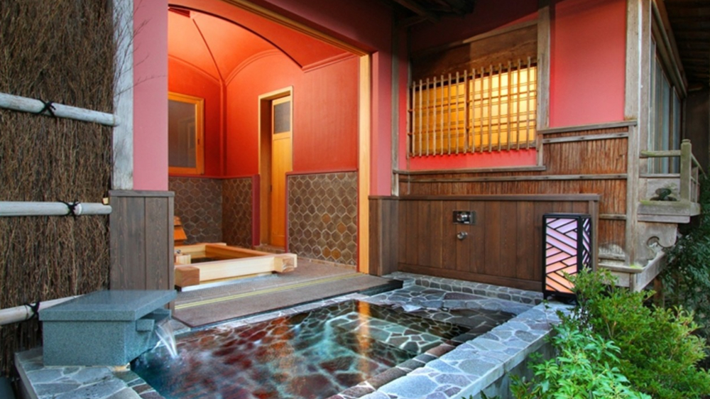 湯之島館の歴史ある建物で三世代家族が食事を楽しむ風景